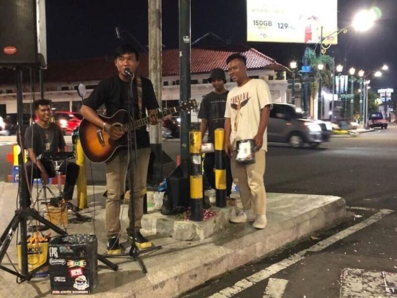 Pengamen dengan format band di jalan Malioboro. (Joke)