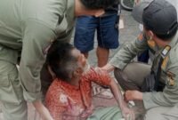 Petugas Satpol PP mengamankan seorang pengemis dalam operasi Jogja Zero Gepeng. (Dok Pemkot)