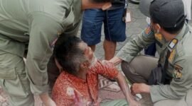 Petugas Satpol PP mengamankan seorang pengemis dalam operasi Jogja Zero Gepeng. (Dok Pemkot)