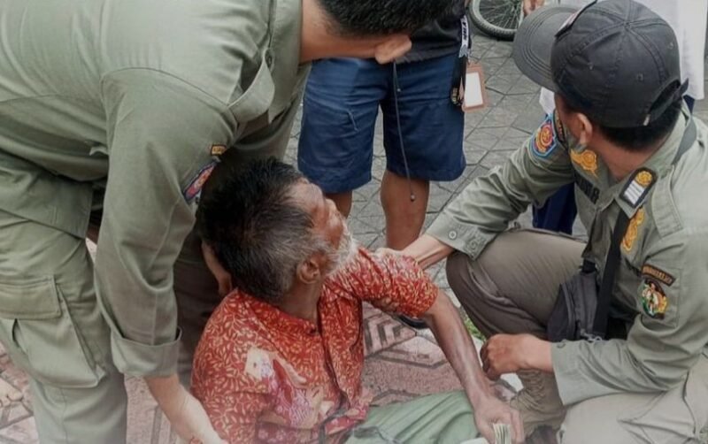 Petugas Satpol PP mengamankan seorang pengemis dalam operasi Jogja Zero Gepeng. (Dok Pemkot)