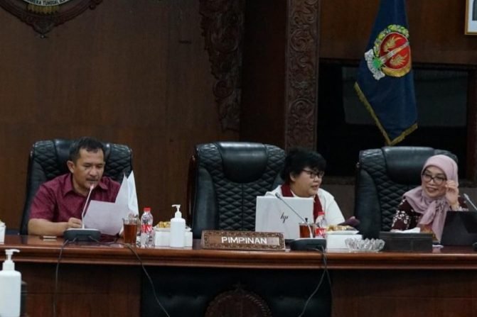 Ketua Pansus Raperda, Eko Suwanto (paling kiri), dalam rapat pembahasan Raperda tentang riset, invensi, dan inovasi daerah. (Dok DPRD DIY)