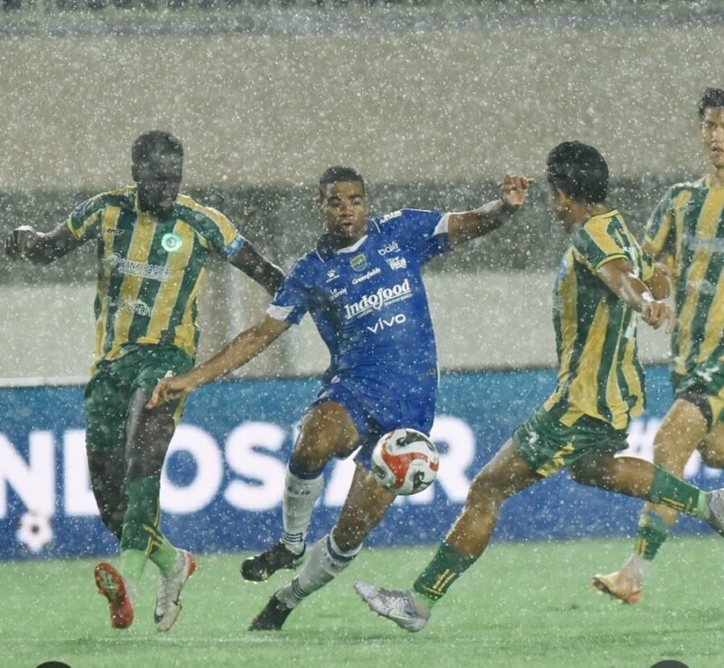 Persib menaklukkan PSBS Biak dengan skor meyakinkan 3-0. (Instagram @persib)