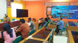 Dinsosnakertrans kota Yogyakarta mrmberikan bekal prlatihan kepada empat KK transmigran. (Dok Pemkot)

