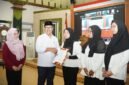 Wali Kota Yogyakarta Hasto Wardoyo menyerahkan surat perintah melaksanakan tugas kepada perwakilan bidan/tenaga kesehatan. (Dok Pemkot)