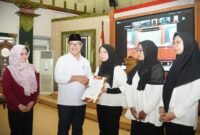Wali Kota Yogyakarta Hasto Wardoyo menyerahkan surat perintah melaksanakan tugas kepada perwakilan bidan/tenaga kesehatan. (Dok Pemkot)
