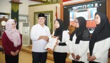 Wali Kota Yogyakarta Hasto Wardoyo menyerahkan surat perintah melaksanakan tugas kepada perwakilan bidan/tenaga kesehatan. (Dok Pemkot)