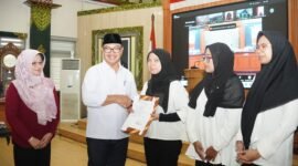 Wali Kota Yogyakarta Hasto Wardoyo menyerahkan surat perintah melaksanakan tugas kepada perwakilan bidan/tenaga kesehatan. (Dok Pemkot)