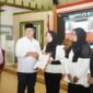 Wali Kota Yogyakarta Hasto Wardoyo menyerahkan surat perintah melaksanakan tugas kepada perwakilan bidan/tenaga kesehatan. (Dok Pemkot)