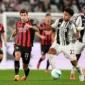 Gelandang AC Milan Christian Pulisic berebut bola dengan gelandang Juventus Weston McKennie dalam laga lanjutan Liga Italia Serie A di Stadion Allianz, Turin, Italia, Senin (6/10/2025) dini hari WIB. (X/@SerieA_EN)