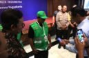 Wali Kota Yogyakarta Hasto Wardoyo menyaksikan praktik pembayaran parkir dengan QRIS. (Dok Pemkot)