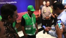 Wali Kota Yogyakarta Hasto Wardoyo menyaksikan praktik pembayaran parkir dengan QRIS. (Dok Pemkot)
