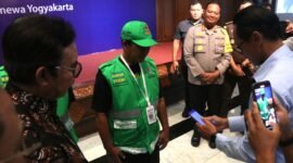 Wali Kota Yogyakarta Hasto Wardoyo menyaksikan praktik pembayaran parkir dengan QRIS. (Dok Pemkot)