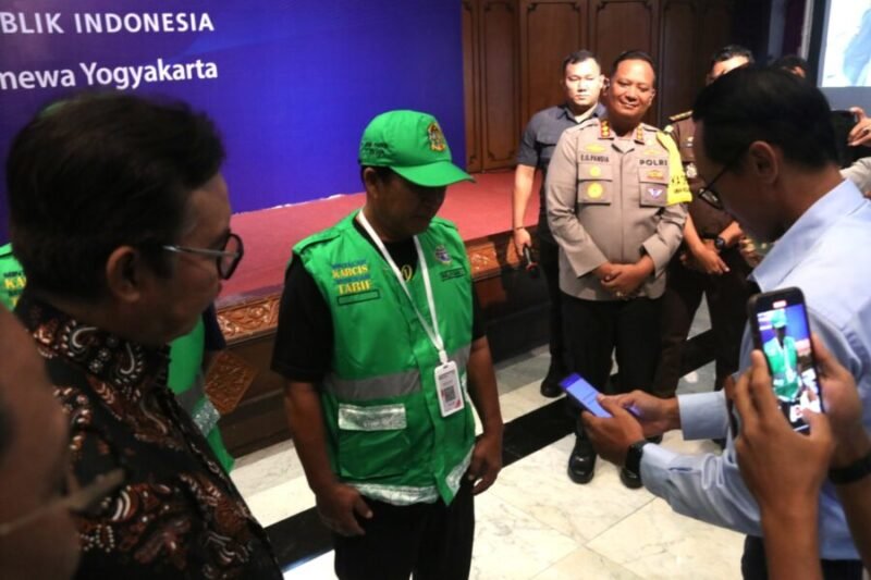Wali Kota Yogyakarta Hasto Wardoyo menyaksikan praktik pembayaran parkir dengan QRIS. (Dok Pemkot)
