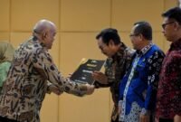 Wakil Gubernur DIY KGPAA Paku Alam menyerahkan penghargaan Juara Terbaik Pertama Paritrana Award 2026;untuk tingkat DIY kepada Wali Kota Yogyakarta Hasto Wardoyo di Gedhong Pracimosono, Kompleks Kepatihan Yogyakarta, Selasa (14/10/2025). (Dok Pemkot)
