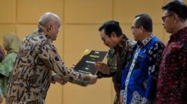 Wakil Gubernur DIY KGPAA Paku Alam menyerahkan penghargaan Juara Terbaik Pertama Paritrana Award 2026;untuk tingkat DIY kepada Wali Kota Yogyakarta Hasto Wardoyo di Gedhong Pracimosono, Kompleks Kepatihan Yogyakarta, Selasa (14/10/2025). (Dok Pemkot)