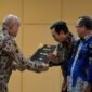 Wakil Gubernur DIY KGPAA Paku Alam menyerahkan penghargaan Juara Terbaik Pertama Paritrana Award 2026;untuk tingkat DIY kepada Wali Kota Yogyakarta Hasto Wardoyo di Gedhong Pracimosono, Kompleks Kepatihan Yogyakarta, Selasa (14/10/2025). (Dok Pemkot)