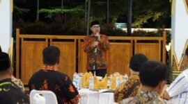 Wali Kota Yogyakarta Hasto Wardoyo saat berdialog dengan perwakilan Lembaga Pemberdayaan Masyarakat Kelurahan (LPMK) se-Kota Yogyakarta di Pendopo Rumah Dinas Wali Kota, Kamis (30/10/2025) malam. (Jennus)