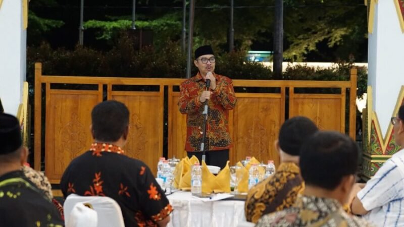 Wali Kota Yogyakarta Hasto Wardoyo saat berdialog dengan perwakilan Lembaga Pemberdayaan Masyarakat Kelurahan (LPMK) se-Kota Yogyakarta di Pendopo Rumah Dinas Wali Kota, Kamis (30/10/2025) malam. (Jennus)