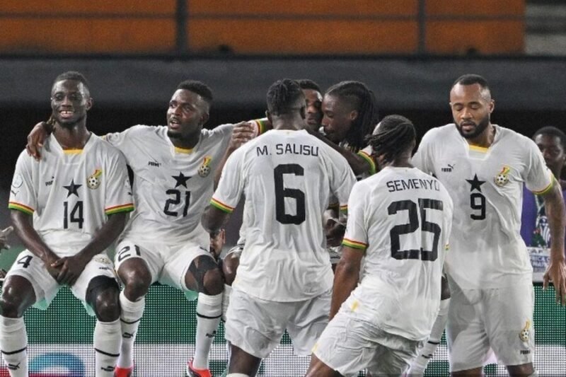 Selebrasi pemain Ghana usai Mohammed Zkudus mencetak gol ke gawang Komoro dalam pada laga terakhir Grup I Kualifikasi Zona Afrika di Stadion Accra, Senin (13/10/2025) dini hari WIB. (AFP/Issouf Sunogo)