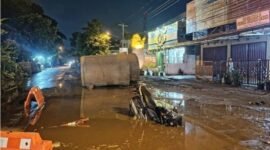 Penampakan di video viral, seorang pengendara sepeda motor berpelat merah terperosok ke dalam lubang galian proyek saluran air yang tertutup genangan air di Jalan Kebun Raya, Rejowinangun, Kotagede, Senin (20/10/2025) malam. (Joke)