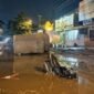 Penampakan di video viral, seorang pengendara sepeda motor berpelat merah terperosok ke dalam lubang galian proyek saluran air yang tertutup genangan air di Jalan Kebun Raya, Rejowinangun, Kotagede, Senin (20/10/2025) malam. (Joke)