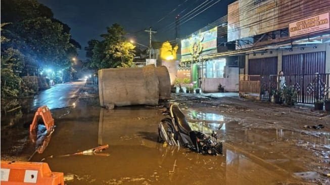 Penampakan di video viral, seorang pengendara sepeda motor berpelat merah terperosok ke dalam lubang galian proyek saluran air yang tertutup genangan air di Jalan Kebun Raya, Rejowinangun, Kotagede, Senin (20/10/2025) malam. (Joke)