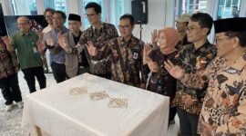 Seluruh pegawai mengenakan batik pada acara peresmian Batik Segoro Amerta di Yogyakarta. (Humas Pemda)