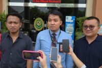 Penasihat hukum perusahaan PT Trishakti Agro Mskmur, M Rian Ali Akbar, menjawab pertanyaan wartawan. (Istimewa)