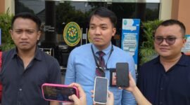 Penasihat hukum perusahaan PT Trishakti Agro Mskmur, M Rian Ali Akbar, menjawab pertanyaan wartawan. (Istimewa)