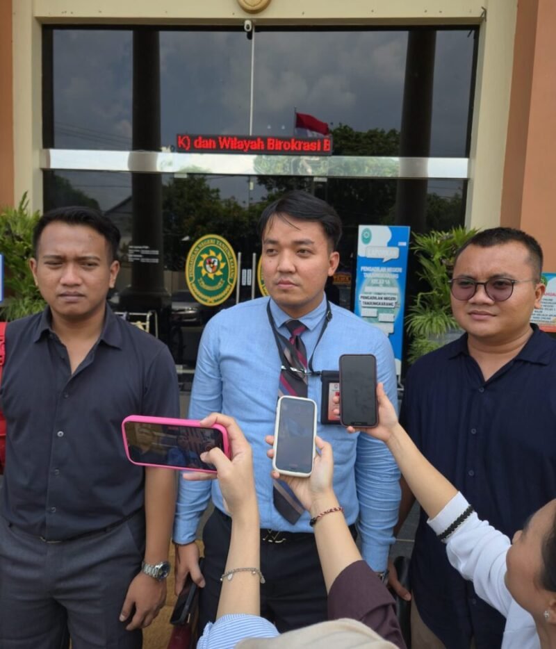 Penasihat hukum perusahaan PT Trishakti Agro Mskmur, M Rian Ali Akbar, menjawab pertanyaan wartawan. (Istimewa)