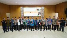 Seremoni penerjunan da’i dan penandatanganan nota kesepahaman dengan empat Pimpinan Cabang Muhammadiyah (PCM), Sabtu (4/10/2025), di Amphitheater Gedung Djarnawi Hadikusumo, Kampus Terpadu UMY. (Dok Lazismu)