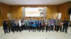 Seremoni penerjunan da’i dan penandatanganan nota kesepahaman dengan empat Pimpinan Cabang Muhammadiyah (PCM), Sabtu (4/10/2025), di Amphitheater Gedung Djarnawi Hadikusumo, Kampus Terpadu UMY. (Dok Lazismu)