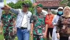 Camat Kaliwiro, Kapolsek, Kaminvetcadam IV/12 Wonosobo, serta tokoh masyarakat dalam acara tasyakuran dan santunan anak yatim dan duafa di halaman Koramil, Senin (6/10/2025). (Joke/waw)