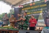 Camat Kaliwiro, Kapolsek, Kaminvetcadam IV/12 Wonosobo, serta tokoh masyarakat dalam acara tasyakuran dan santunan anak yatim dan duafa di halaman Koramil, Senin (6/10/2025). (Joke/waw)