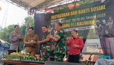 Camat Kaliwiro, Kapolsek, Kaminvetcadam IV/12 Wonosobo, serta tokoh masyarakat dalam acara tasyakuran dan santunan anak yatim dan duafa di halaman Koramil, Senin (6/10/2025). (Joke/waw)
