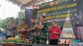Camat Kaliwiro, Kapolsek, Kaminvetcadam IV/12 Wonosobo, serta tokoh masyarakat dalam acara tasyakuran dan santunan anak yatim dan duafa di halaman Koramil, Senin (6/10/2025). (Joke/waw)