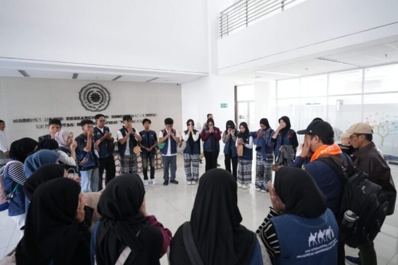 UMY memberangkatkan 26 mahasiswa dan dua dosen menuju Kairo, Mesir, Senin (13/10), untuk mengikuti program KKN Internasional