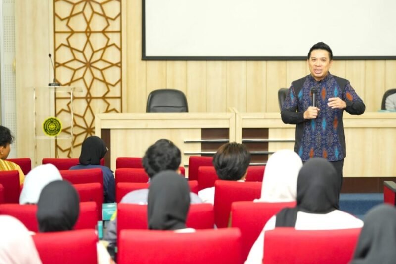 Seminar Kepemimpinan bertema “Revitalisasi Kepemimpinan Mahasiswa, Meneguhkan Citra Diri di Era Kemunduran Organisasi” yang digelar Direktorat Kemahasiswaan dan Karir Universitas Muhammadiyah Yogyakarta (UMY), Senin (27/10/2025). (Dok UMY)