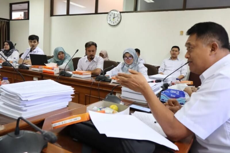 Ketua Komisi C DPRD Kota Yogyakarta Bambang Seno Baskoro dalam pembahasan antara Komisi C Dewan Perwakilan Rakyat Daerah (DPRD) dan Bagian Administrasi Pembangunan (Adminbang) Sekretariat Daerah Kota Yogyakarta. (Dok DPRD Yogya)