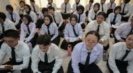 Para remaja beranjak dewasa masuk antrean untuk mendengar ceramah Zakir Naik. (Joke)