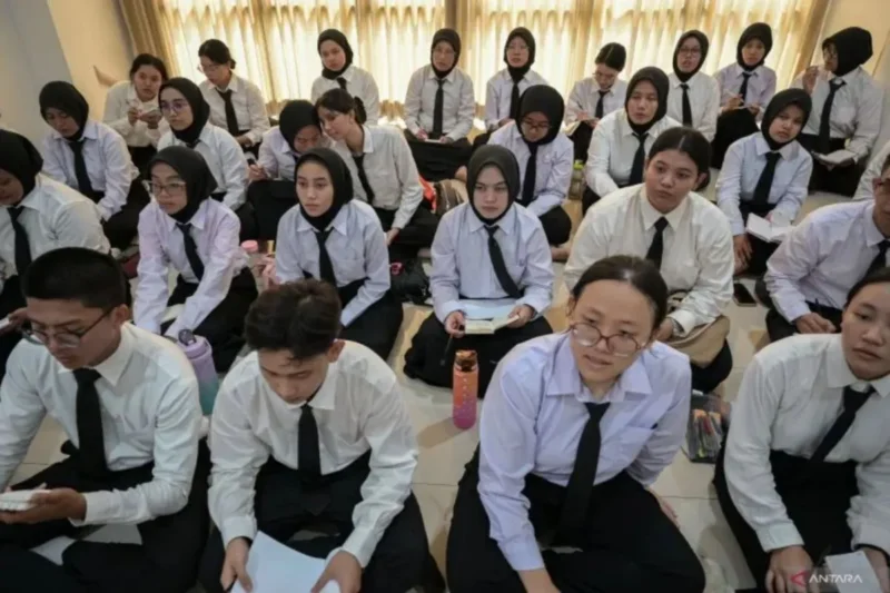 Para remaja beranjak dewasa masuk antrean untuk mendengar ceramah Zakir Naik. (Joke)