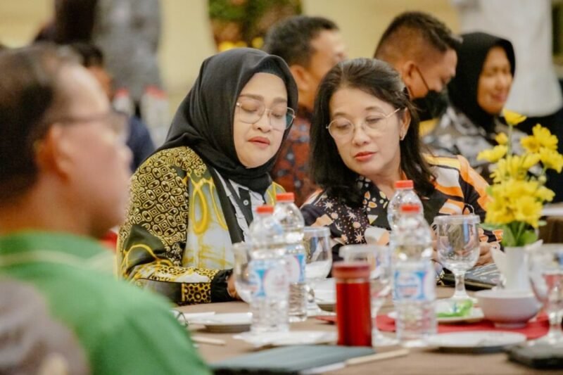 Sekda DIY Ni Made Dwipanti Indrayanti mewakili Gubernur DIY membuka Forum Komunikasi Siber dan Sandi Daerah (Forkomsanda) se-DIY di Malioboro Ballroom, Hotel New Saphire Yogyakarta, Selasa (14/10/2025). (Humas Pemda DIY)