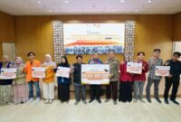 Lazismu UMY menyalurkan beasiswa kepada mahasiswa dari sejumlah perguruan tinggi. (UMY)