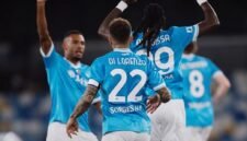 Napoli kembali merebut posisi puncak klasemen dari AS Roma setelah keduanya sama-sama mengoleksi 15 poin. (Getty Images)