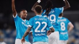 Napoli kembali merebut posisi puncak klasemen dari AS Roma setelah keduanya sama-sama mengoleksi 15 poin. (Getty Images)