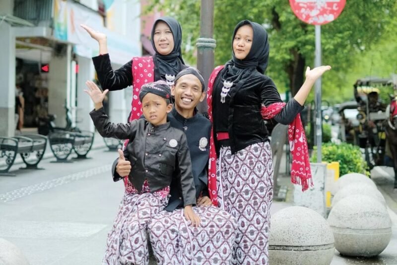 Ketua Komisi D DPRD Kota Yogyakarta, Yogo Prasetyo Pri Hutomo, dan istri serta anak-anak, momentum. (Joke)