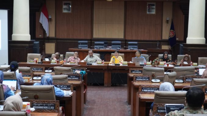 Public Hearing Panitia Khusus (Pansus) BA 27 Tahun 2025 mengenai Rancangan Peraturan Daerah Daerah Istimewa Yogyakarta Layak Anak (Raperda DIYLA), Selasa (30/9/2025). (dprddiy.co.id)
