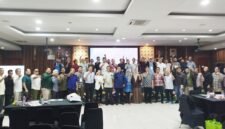 Seluruh penguji Lembaga Uji Kompetensi Wartawan Universitas Muhammadiyah Jakarta (LUKW UMJ) foto bersama seluruh peserta UKW UMJ Angkatan ke-17 tahun 2025 dan segenap petinggi INDOPOSCO di Auditorium Kasman Singodimedjo FISIP UMJ, Jl. KH Ahmad Dahlan, Cireundeu, Ciputat Timur, Kota Tangerang Selatan, Provinsi Banten, Minggu (5/10/2025). Foto: Herry Rosadi / INDOPOSCO
BANTEN 