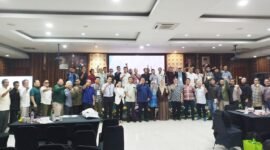 Seluruh penguji Lembaga Uji Kompetensi Wartawan Universitas Muhammadiyah Jakarta (LUKW UMJ) foto bersama seluruh peserta UKW UMJ Angkatan ke-17 tahun 2025 dan segenap petinggi INDOPOSCO di Auditorium Kasman Singodimedjo FISIP UMJ, Jl. KH Ahmad Dahlan, Cireundeu, Ciputat Timur, Kota Tangerang Selatan, Provinsi Banten, Minggu (5/10/2025). Foto: Herry Rosadi / INDOPOSCO
BANTEN 