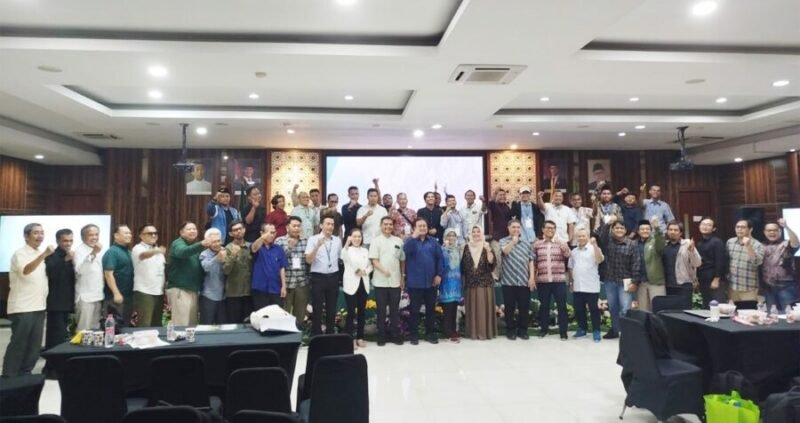 Seluruh penguji Lembaga Uji Kompetensi Wartawan Universitas Muhammadiyah Jakarta (LUKW UMJ) foto bersama seluruh peserta UKW UMJ Angkatan ke-17 tahun 2025 dan segenap petinggi INDOPOSCO di Auditorium Kasman Singodimedjo FISIP UMJ, Jl. KH Ahmad Dahlan, Cireundeu, Ciputat Timur, Kota Tangerang Selatan, Provinsi Banten, Minggu (5/10/2025). Foto: Herry Rosadi / INDOPOSCO
BANTEN 